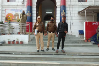 पुलिस की गिरफ्त में आरोपी