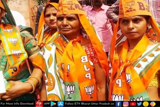 varanasi  varanasi latest news  etv bharat up news  UP Assembly Election 2022  पीएम मोदी की सभा  अद्भुत श्रृंगार के साथ पहुंची महिलाएं  Women of Varanasi  PM Modi meeting  arrived in PM Modi  प्रधानमंत्री नरेंद्र मोदी  बूथ कार्यकर्ता सम्मेलन  पीएम के महासम्मेलन में शामिल