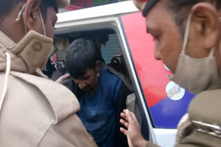 in-sagarpur-two-robbers-snatched-mobile-from-elderly-in-front-of-police