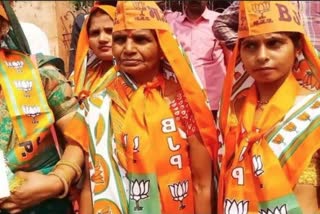 Women arrived in PM Modi meeting with amazing makeup