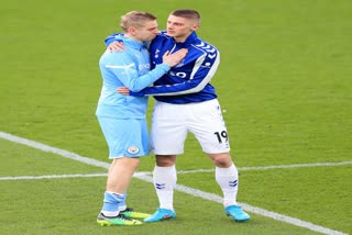 Ukrainian player Oleksandr Zinchenko and Vitaliy Mykolenko crying and hugging eachother in an EPL match