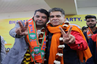 Ghulam Nabi Azad's nephew joins BJP  Mubashir Azad joins BJP  Son of Ghulam Nabi Azad's youngest brother Liaqat Ali  Will Ghulam nabi azad join BJP  Ghulam Nabi Azad's nephew mubashir azad joins BJP  ഗുലാം നബി ആസാദിന്‍റെ അനന്തരവൻ മുബാഷിർ ആസാദ് ബിജെപിയിൽ ചേർന്നു  ഗുലാം നബി ആസാദിന്‍റെ അനന്തരവൻ ബിജെപിയിലേക്ക്