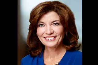 New York governor Kathy Hochul statement  russia ukraine war  റഷ്യയുമായുള്ള വാണിജ്യബന്ധം റദ്ദാക്കുമെന്ന് ന്യൂയോർക്ക് ഗവര്‍ണര്‍  ഹൃദയവും വീടും അഭയാര്‍ഥികള്‍ക്കായി തുറന്നിരിക്കുന്നുവെന്ന് ന്യൂയോര്‍ക്ക്  New York orders Russia sanctions, welcomes Ukraine refugees  ന്യൂയോര്‍ക്ക് ഗവര്‍ണര്‍ കാത്തി ഹോച്ചുൽ