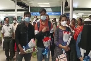 Students Reached Vijayawada: 'మాకిది పునర్జన్మ' ఉక్రెయిన్ నుంచి చేరుకున్న విద్యార్థుల ఉద్వేగం