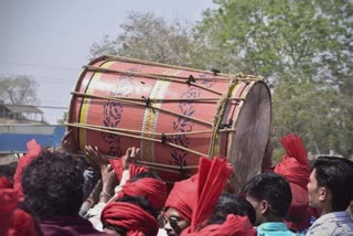 Big Drum of Chhotaudepur : હોળી ઉજવવા ઉત્સુક યુવાનો બનાવી રહ્યાં છે મોટો ઢોલ