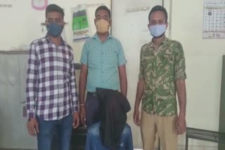 Weapons seized in Surat: ખટોદરા પોલીસને તરુણના સ્કુલ બેગમાંથી છરો અને તમંચો મળી આવ્યા, તરુણ સહિત બેની ધરપકડ