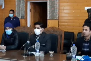 DC Bandipora Reviews Developmental Projects: ڈی سی بانڈی پورہ کا سمبل میں ترقیاتی منصوبوں کا جائزہ