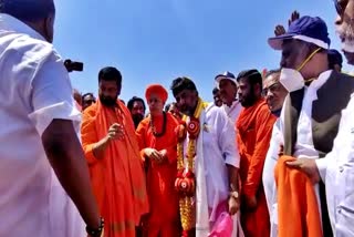 Murugha Mutt Swamiji   Joins Congress Mekedatu Padayatre in Ramnagara