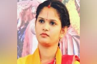 Hindu activist Chaitra Kundapur stops police from entering Kalburgi