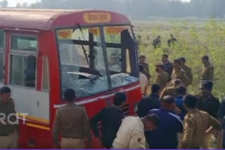 Maharashtra Police attack in Prayagraj in UP  മഹാരാഷ്ട്രയില്‍ പൊലീസ് ബസിന് നേരെ ഗുണ്ടാ ആക്രമണം  തനിപ്പൂര്‍ ഗ്രാമത്തില്‍ പൊലീസ് ബസിന് നേരെ ആക്രമണം  Maharashtra police attacked