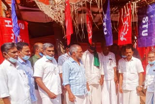 കോഴിക്കോട് കട പൂട്ടി  പേരാമ്പ്ര കട പൂട്ടി  perambra shop shut down  trade unions protest in perambra  പേരാമ്പ്ര സംയുക്ത തൊഴിലാളി സമരം