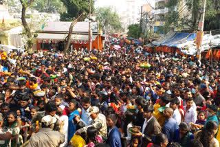 Crowd of devotees in Pahari Mandir