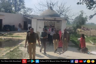 Agra news, Etmadpur news, PS barhan  agra latest news  etv bharat up news  आगरा में कांवड़ चढ़ाने को लेकर विवाद  पुलिस की मौजूदगी में चढ़ी कांवड़  Controversy over offering kanwar in Agra  after 3 hours kanwar climbed  in presence of police  विधानसभा एत्मादपुर के थाना बरहन  दलित समाज नाराज