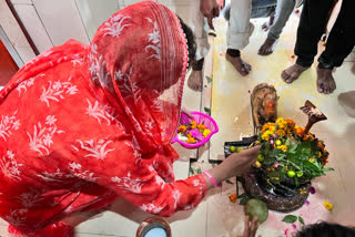 Priyanka Gandhi performs Maha Shivratri prayers at Lucknow Shiv Mandir