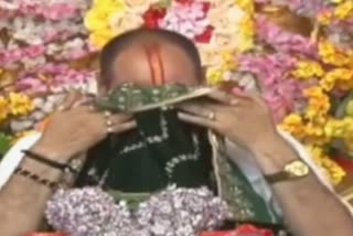 Pt Pradeep Mishra cried while doing katha