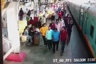 Surat Railway Station : ટ્રેન ગાર્ડની સાવચેતીના પગલે એક મુસાફર ટ્રેનની નીચે આવતા બચી જવા પામ્યો