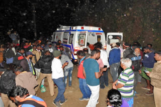 lorry accident at kodaikanal  lorry accident  kodaikanal lorry accident  truck overturned in a 100-foot ditch  100 அடி பள்ளத்தில் கவிழ்ந்த லாரி  கொடைகானல் லாரி விபத்து  லாரி விபத்து  கொடைகானலில் 100 அடி பள்ளத்தில் கவிழ்ந்த லாரி