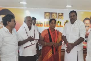 காலையில் அதிமுக உறுப்பினராக பொறுப்பேற்று மாலையில் திமுகவில் இணைந்த அதிமுக கவுன்சிலர், ADMK councillor who took charge as ADMK member in morning and joined DMK in evening