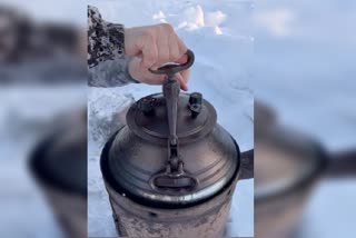 watch-russian-man-cooks-food-in-extreme-cold-leaves-internet-amused