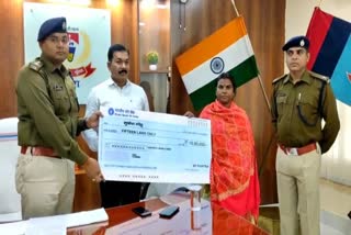 police-administration-handed-over-prize-money-to-wife-of-surrendered-naxalites-in-chatra