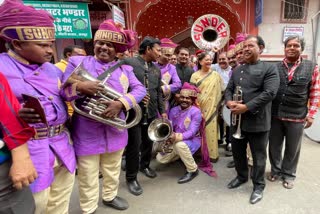Raje meets band group members at Johri Bazaar