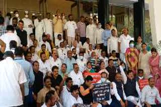 Maharashtra Assembly Budget session Opposition protest Vidhan Bhavan