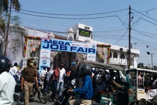 لکھنؤ کے عیدگاہ میں روزگار میلہ کا اہتمام، ہزاروں بے روزگار افراد نے شرکت کی