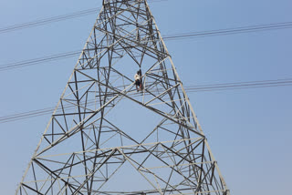 Khandwa Farmer climbed tower of high tension power line