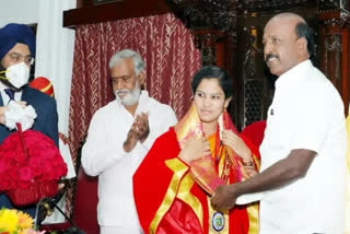 Chennai Mayor Priya rajan's 105 sovereign chain