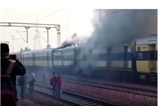 मेरठ: सहारनपुर-दिल्ली पैसेंजर ट्रेन में लगी आग, 2 कोच जले