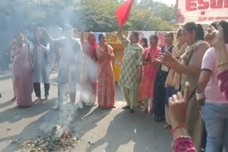 angry-with-government-anganwadi-workers-burnt-effigies-of-cm-kejriwal-and-lt