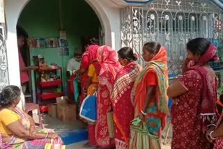 locals-of-santipur-showed-agitation-at-ration-shop-against-dealer