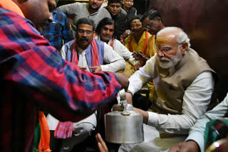 PM Narendra Modi attend Chai Pe Charcha in Varanasi,PM Narendra Modi Pics,PM Narendra Modi Campaign In Varanasi,Modi Damaru Video from Kashi Temple,ಉತ್ತರ ಪ್ರದೇಶದ ಕೊನೆಯ ಹಂತದ ಮತದಾನ,ಉತ್ತರ ಪ್ರದೇಶದಲ್ಲಿ ಪ್ರಧಾನಿ ಮೋದಿ ರೋಡ್​ ಶೋ,ಸ್ವಕ್ಷೇತ್ರದಲ್ಲಿ ಪ್ರಧಾನಿ ಮೋದಿ ಪ್ರಚಾರ,ಟೀ ಸ್ಟಾಲ್​ನಲ್ಲಿ ಪ್ರಧಾನಿ ಮೋದಿ,ರಸ್ತೆ ಪಕ್ಕ ಟೀ ಕುಡಿದ ಮೋದಿ