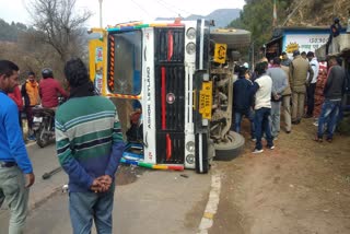 traffic-disrupted-due-to-overturning-of-a-truck-full-of-bricks-in-someshwar