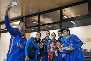 Indian team snaps adorable picture with Pakistan skipper Bismah and her daughter