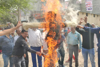 बीजेपी के नेताओं ने फूंका पुतला