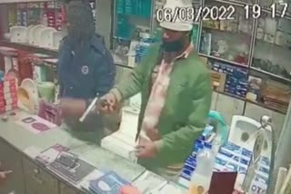 Robbery in broad daylight at tip of a gun in a hardware shop in Ghaziabad incident captured in CCTV