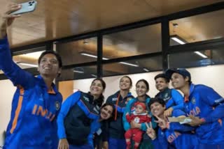 Team India shares sweet moment  sweet moment with Pakistani skipper Bismah Maroof's baby daughter  ബിസ്മ മറൂഫിന്റെ മകളെ കൊഞ്ചിച്ച് ഇന്ത്യന്‍ ക്രിക്കറ്റ് ടീം  വനിത ഏകദിന ലോകകപ്പ്