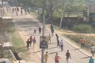 Stone pelting between police and villagers in Chatra