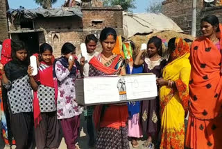 Kanti Kumari distributing sanitary napkins