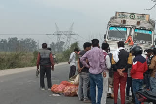 लक्सर में ट्रक से टकराया बाइक सवार युवक