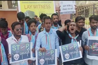 NUSI Protest : ગુજરાત યુનિવર્સિટીની આસપાસ માદક પદાર્થો વેચાતા હોવાનો NSUI નો આક્ષેપ