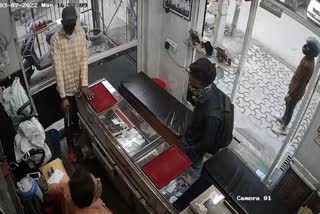 robbery-in-jewelery-shop-in-posh-area-of-ghaziabad-incident-caught-on-cctv