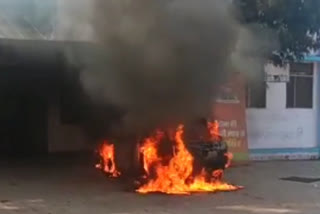 Car caught fire at hospital gate in satna