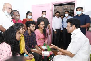 CM STALIN Interacted With Students Returned From Ukraine in Tirunelveli , உக்ரைனில் இருந்து தமிழ்நாடு திரும்பிய மாணவர்களை சந்தித்து உரையாடினார் முதலமைச்சர் மு.க ஸ்டாலின், நன்றி தெரிவித்த மாணவர்கள்.. இது அரசின் கடமை, எந்த நேரத்திலும் என்னைத் தொடர்பு கொள்ளலாம் - முதலமைச்சர்  ஸ்டாலின்