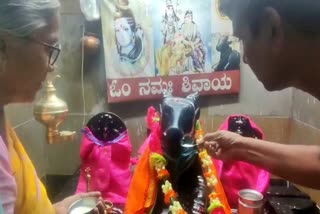 Nandi Statue drinking milk