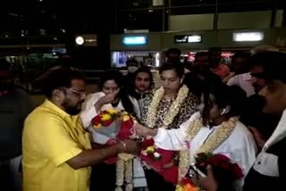 parents welcomes their childrens in bangalore airport who stuck in ukraine