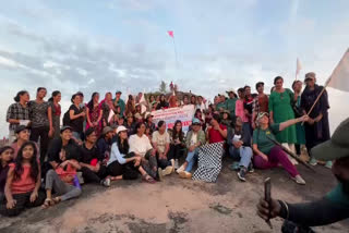 Chingeri hill wayanad  Journalists climbing Chingeri hill wayanad  Women vloggers in Kerala  ചിങ്ങേരി മലകയറി വനിതാ വ്ളോഗര്‍മാര്‍  കല്‍പ്പറ്റയിലെ ചീങ്ങേരി മല  കല്‍പ്പറ്റയിലെ ചീങ്ങേരി മല വ്യൂ പോയിന്‍റ്  ചീങ്ങേരിമല ടൂറിസം  വിനിതാ വ്ളോഗർമാരും വനിതാ മാധ്യമ പ്രവർത്തകരും ചീങ്ങേരി മല കയറി  Women's Day 2022  International Women's Day  History of Women's Day  Happy Women's Day  Women's Day theme  International Women's Day 2022