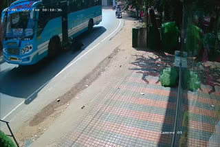 young woman who fell from running bus  Malappuram Cheeni Bazar  Accident at Malappuram Cheeni Bazar  ഓടുന്ന ബസിൽ നിന്ന് തെറിച്ച് വീണു  വാഴക്കാട് ചീനിബസാറില്‍ അപകടം  ഓടുന്ന ബസിൽ നിന്ന് യുവതി തെറിച്ചുവീണു