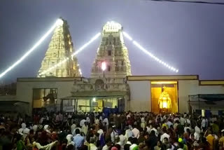 Devotees on the hill of Madhappa